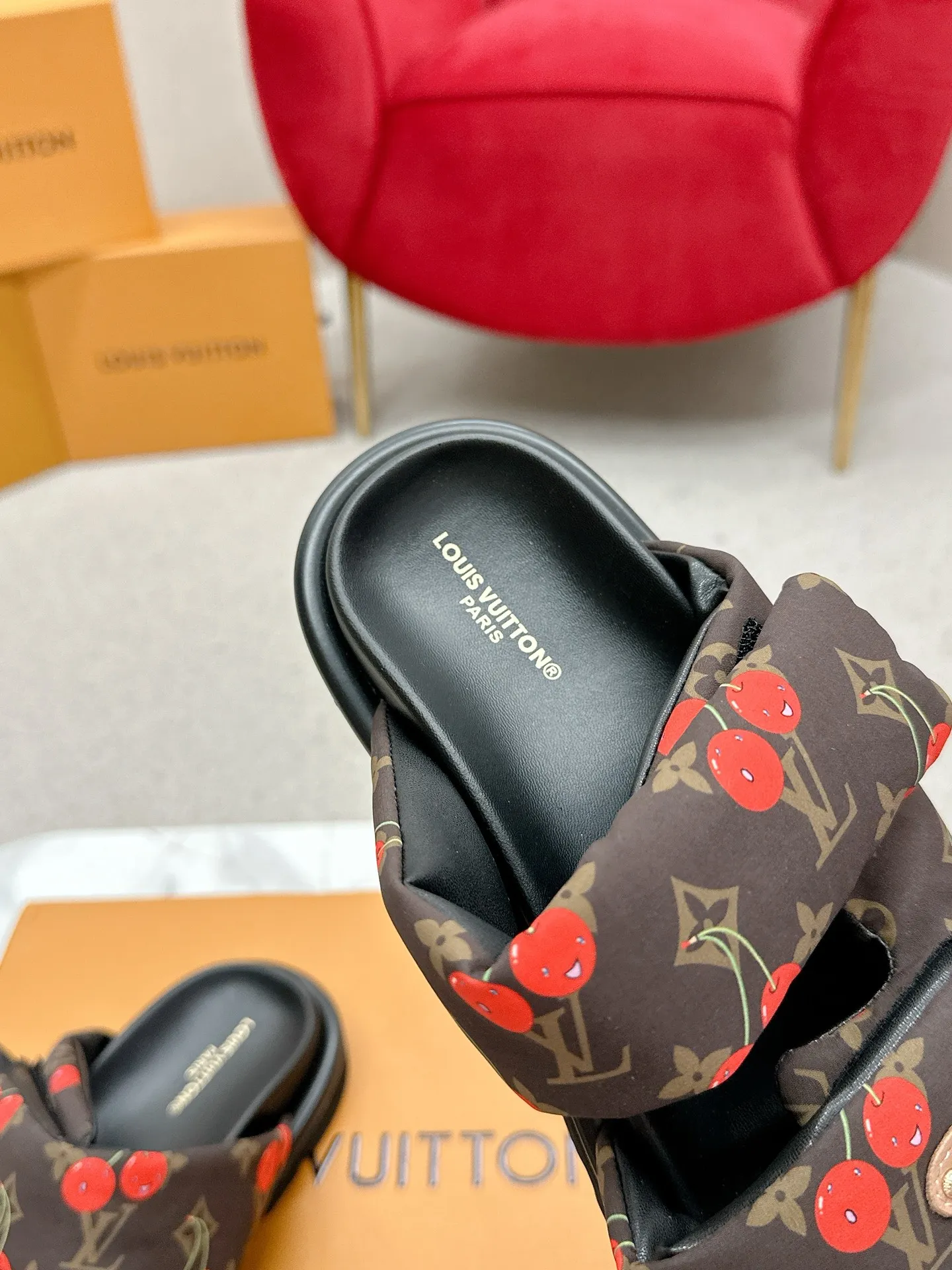 P340 yuan LV Louis Vuitton Full of high-end feel! A popular model among bloggers at home and abroad, it’s retro and fashionable, and looks stunning on your feet! Mainly recommended model on the official website★ ━━━━━ ЅᏇєєt ━━━━━ ▪️Upper: original calfskin ➕5D printing process ▪️Inner: imported mixed sheepskin ▪️Outsole: original molded foam outsole ▪️Size: Female 35-40 Men's 39-44 (women's 41 men's 45)